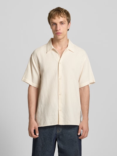 Männermodel trägt Regular Fit Freizeithemd mit Strukturmuster Modell 'MONTAUK' von Jack & Jones in Creme, Baumwolle, Ganzkörperansicht von vorne.