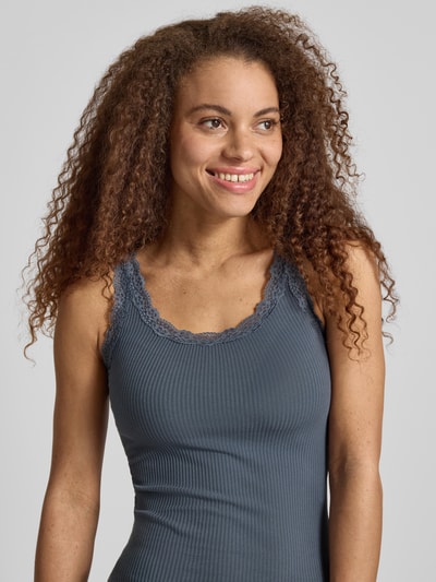 Frauenmodel trägt Slim Fit Tank Top aus Bio-Baumwoll-Mix Modell 'SARA' von Only in Optik: Unifarben mit Spitze-Details, U-Ausschnitt, schmale Träger, Materialverarbeitung: Feinripp, Nahaufnahme Oberkörper.
