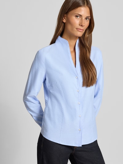 Frauenmodel trägt Regular Fit Hemdbluse aus reiner Baumwolle von Christian Berg Woman, hellblau, Stehkragen, Knopfleiste, Ganzkörperansicht von vorne.