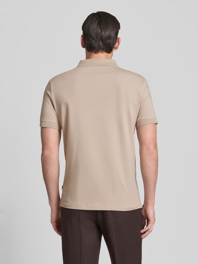 Männermodel trägt Regular Fit Poloshirt mit Knopfleiste Modell 'Carlosjuan' von JOOP! Collection in Beige, glatte Textur, Ganzkörperansicht Rückansicht. Baumwoll-Mix mit Stretch-Anteil, Polokragen, kurze Knopfleiste, Rückenlänge 69 cm bei Größe M.