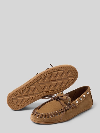 Produktfoto, Loafer aus echtem Leder mit Nietenbesatz von INUOVO, braun, abgerundete Passform, Zierschleife, Absatzhöhe 1 cm, Schafthöhe 6 cm, Schaftweite 13 cm, strukturierte Sohle, glatte Textur