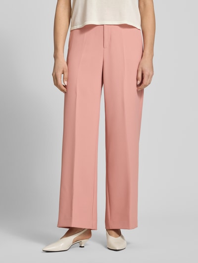 Frauenmodel trägt Hose mit Gesäßtaschen Modell 'Leya Miley' von MOS MOSH in Rosa, mit Bügelfalten und weitem Bein, Nahaufnahme Oberkörper, Kontext: Damen HOSE, Bundweite bei Größe 36: 37 cm, Innenbeinlänge bei Größe 36: 77 cm.