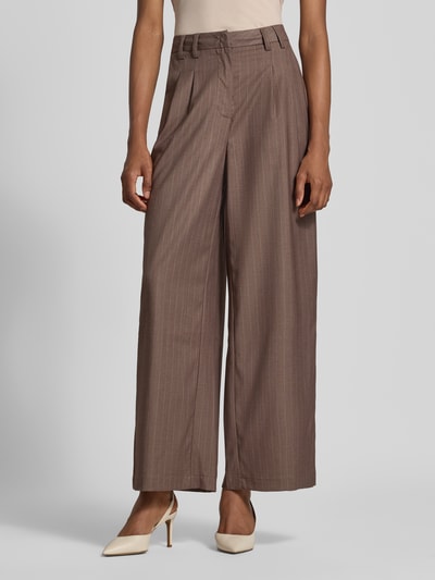 Frauenmodel trägt Wide Fit Hose mit Viskose-Anteil Modell 'Fee' von GUIDO MARIA KRETSCHMER WOMAN, braun mit feinen Streifen, Bundfalten, Nahaufnahme Oberkörper bis Schuhe, elastischer Material-Mix, Produktdetails deutlich erkennbar.