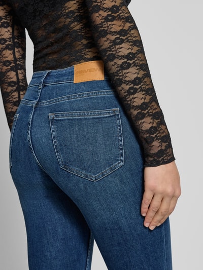 Frauenmodel trägt Flared Fit Jeans im 5-Pocket-Design von Review aus elastischem Baumwoll-Mix in Blau, Detailaufnahme Rückansicht.