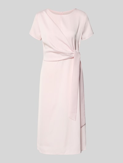 Produktfoto, Knielanges Cocktailkleid mit Knotendetail und Reißverschluss von Rinascimento in zartem Rosa, Taillierter Schnitt, Knielänge, Rundhalsausschnitt, Rückseitiger Reißverschluss, feine glatte Stofftextur, Rückenlänge bei Größe S: 105 cm, Brustweite bei Größe S: 46 cm, Ärmellänge bei Größe S: 17 cm.