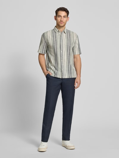 Männermodel trägt Loose Fit Freizeithemd aus reiner Baumwolle von Tom Tailor Denim, Optik:Allover-Muster, gestreift, Ganzkörperansicht von vorne.