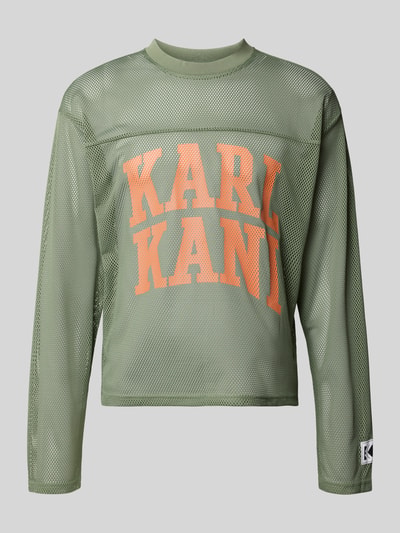 Produktfoto, Longsleeve mit Label-Patch und Rundhalsausschnitt von KARL KANI, Boxy-Fit, Olivgrün, Logo-Print in Orange, grobe Netzstruktur, Rückenlänge 63 cm bei Größe M.