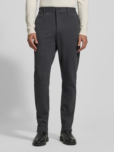 Männermodel trägt Relaxed Fit Schmale Hose aus reiner Baumwolle Modell 'HARLEM' van Tommy Hilfiger in effen donkergrijs met two tone, Regular lengte, zijzakken, elastische tailleband; Ganzkörperansicht von vorne.