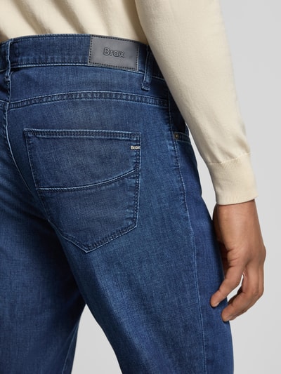 Männermodel trägt Jeans im Used-Look Modell 'Cadiz' von Brax, Baumwoll-Mix, Regular Fit, Nahaufnahme Rückansicht, Eingrifftaschen sichtbar.