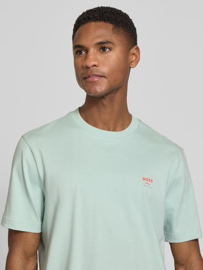 Mannelijk model draagt Regular Fit T-shirt uit zuiver katoen model 'TE_GROOVE' van BOSS Orange, effen kleuren, fotoprint, labelapplicatie, ronde hals, korte mouw, jersey materiaalverwerking, Nahaufnahme bovenlichaam.