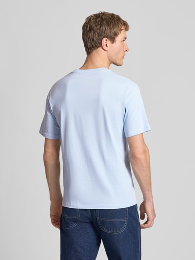 Männermodel trägt Regular Fit T-Shirt aus reiner Baumwolle Modell 'COLE' von Jack & Jones in Hellblau, Rückenlänge 70 cm, Ganzkörperansicht Rückansicht.