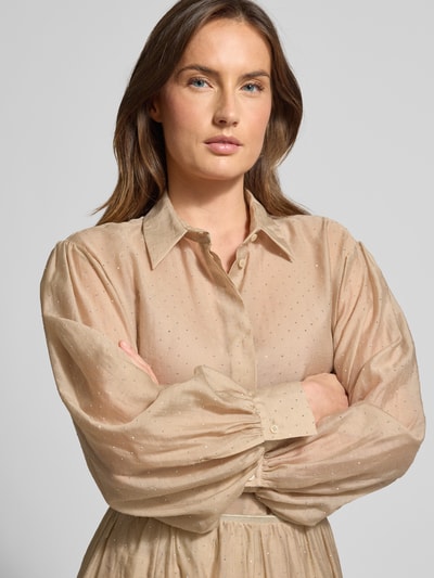 Kobiece model prezentuje Bluzka koszulowa z marszczeniami od Luisa Cerano, mieszanka lyocellu, półprzezroczysty materiał, luźny krój, kołnierzyk koszulowy, ukryta listwa guzikowa, kolor beżowy z drobnymi wzorami, widoczna tekstura tkaniny, rozmiar 36: długość tyłu 64 cm, długość rękawa 60 cm, półzbliżenie na górną część sylwetki.