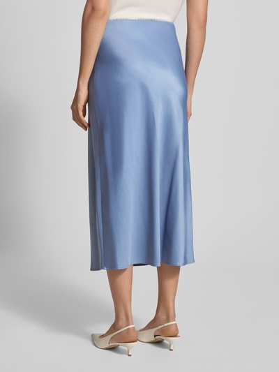 Vrouwenmodel draagt Ausgestellter Midi-Rock uit viscosemix van s.Oliver BLACK LABEL, glanzende look, uitlopend, midilengte, satijn, Regular fit, elastische boord, recht afgewerkte zoom, kleur lichtblauw, materiaalverwerking: viscosemix. Ganzkörperansicht achteraan.