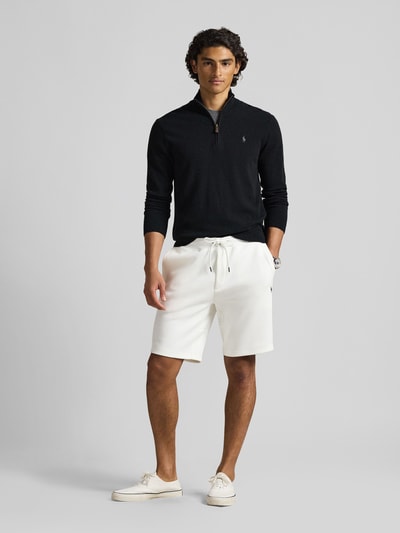 Männermodel trägt Regular Fit Sweatshorts aus Baumwoll-Mix von Polo Ralph Lauren in Unifarben, mit elastischem Bund und Logo-Stitching, Ganzkörperansicht von vorne.