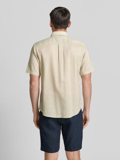 Männermodel trägt Slim Fit Freizeithemd aus Leinen-Baumwoll-Mix von Fynch-Hatton in Beige, feine Textur, Rückenansicht Ganzkörperansicht. Brusttasche, Button-Down-Kragen, Label-Stitching, Knopfleiste, kurze Ärmel, Rückenlänge 74 cm, Schulterbreite 48 cm, Ärmellänge 26 cm.