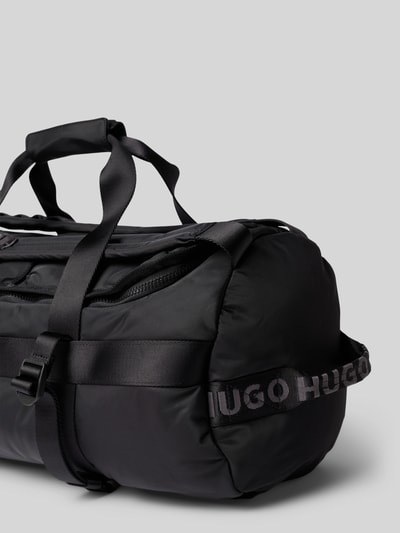 Produktfoto, Tasche aus echtem Leder mit Logo-Detail Modell 'Nuvola' von FURLA in Schwarz, Reißverschluss, verstellbare Schulterriemen, schlanke ovale Form, glatte Textur, Maße 29x39x16 cm, Schulterriemen 75 cm.