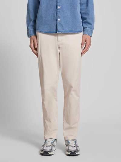 Mężczyznamodel nosi Straight Fit Chino mit Eingrifftaschen Modell 'Vance' von Jack & Jones z mieszanki bawełny, krój straight fit, wpuszczane kieszenie, kieszenie z tyłu, zapięcie na guzik i zamek błyskawiczny, szerokość w rozmiarze 32/32: 43 cm, długość wewnętrzna nogawki w rozmiarze 32/32: 67 cm, jasny beż, matowa tekstura, widok całej sylwetki z przodu.