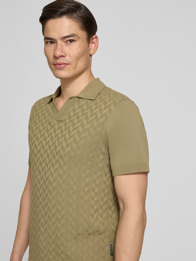 Männermodel trägt Regular Fit Poloshirt mit Strukturmuster Modell 'DYRVIK' von Casual Friday, reine Baumwolle, Nahaufnahme Oberkörper.