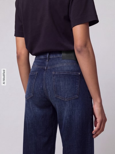 Frauenmodel trägt Barrel Jeans aus Baumwoll-Mix Modell 'Ornella' von CAMBIO in dunklem Blau, Ganzkörperansicht Rückansicht, Damen Barrel Jeans von CAMBIO, KI-modifiziertes Bild