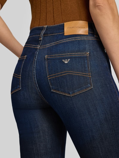 Frauenmodel trägt Slim Fit Jeans aus Viskose-Mix mit Lyocell-Anteil von Emporio Armani, dunkles Blau, 5-Pocket, Detailaufnahme Rückansicht.