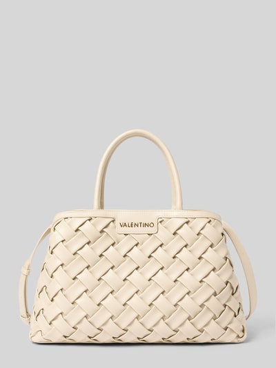 Produktfoto, kremowa Handtasche mit Label-Detail Modell 'ENNIS' von VALENTINO BAGS, teksturowana plecionka, krótkie uchwyty, regulowany pasek na ramię, otwarta komora główna, wewnętrzna kieszeń na zamek, Szerokość w rozmiarze 1: 39 cm, długość 23 cm, głębokość 17 cm, długość paska 40 cm