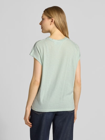 Frauenmodel trägt Damen T-Shirt Loose Fit aus reiner Bio-Baumwolle Modell 'STRIPE' von Armedangels, gestreift, Optik:Allover-Muster, Logo-Stitching, Rundhals, Kurzarm, Slub Jersey, Ganzkörperansicht Rückansicht.