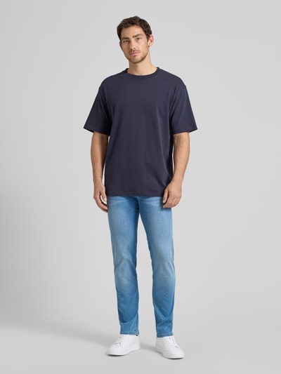 Männermodel trägt Regular Fit Jeans mit Eingrifftaschen von bugatti, Baumwoll-Mix mit Stretch-Anteil, Ganzkörperansicht von vorne.