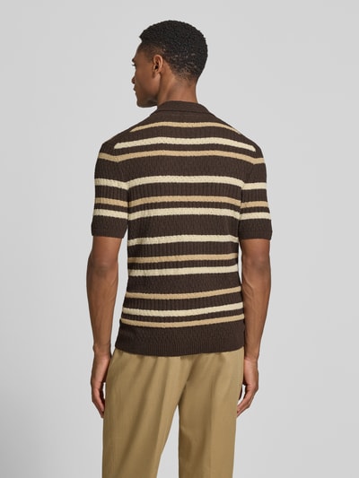 Männermodel trägt Slim Fit Poloshirt mit V-Ausschnitt von bugatti aus Baumwoll-Mix im Allover-Look, Rückenlänge Größe M 68 cm, Ganzkörperansicht Rückansicht.