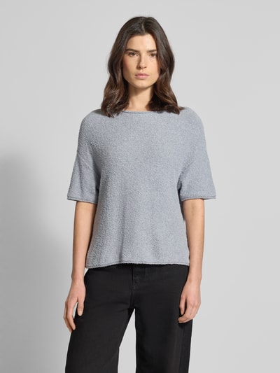 Vrouwenmodel draagt Boxy Fit Pullover aus Baumwoll-Mix-Frottee van Marc O'Polo, unie kleur, frottee textuur, ronde hals, korte mouw, rolzoom, vooraanzicht bovenlichaam