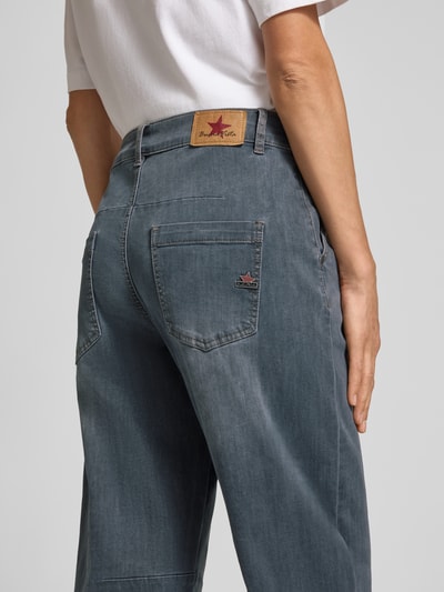 Vrouwenmodel draagt Relaxed Fit Barrel Jeans aus Baumwoll-Mix model 'Barrel long' van Buena Vista, Dames Barrel jeans, detailopname rugaanzicht.