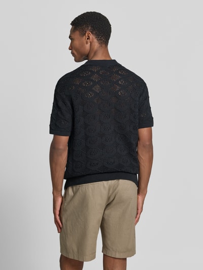Männermodel trägt Slim Fit Poloshirt in Strick-Optik Modell 'Angvig' von Casual Friday, Reine Baumwolle, Kurzärmelig, Semitransparent, Rückenlänge bei Größe M 66 cm, Ganzkörperansicht Rückansicht.