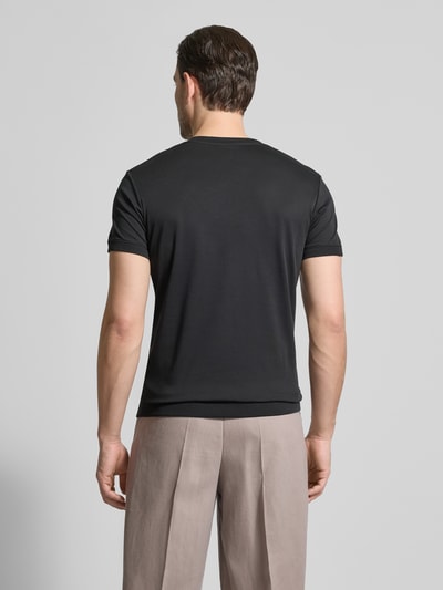 Męski model nosi T-Shirt mit Rundhalsausschnitt od RAGMAN, bawełna, krój slim fit, jednokolorowy, okrągły dekolt, długość tyłu 70 cm, rozmiar M, całkowite ujęcie z tyłu.