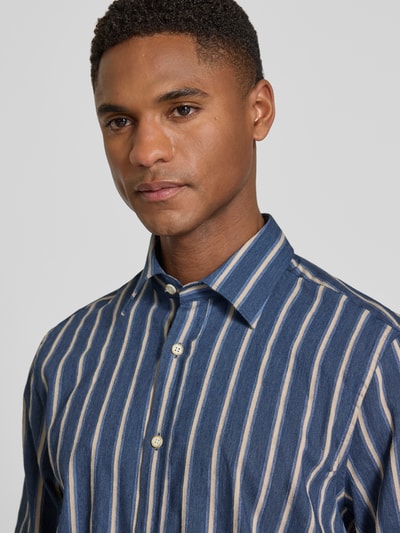 Männermodel trägt Regular Fit Freizeithemd mit Kentkragen von bugatti, Blau mit cremefarbenen Streifen, Baumwoll-Mix mit Viskose-Anteil, Nahaufnahme Oberkörper. Rückenlänge Größe M: 75 cm, Schulterbreite: 58 cm, Ärmellänge: 63 cm.