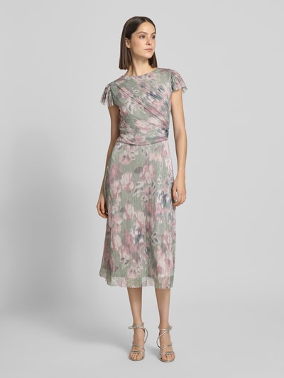 Frauenmodel trägt Schimmerndes Cocktailkleid mit Rundhalsausschnitt von Swing, tailliert, Midilänge, florale Muster, dezent glänzend, Ganzkörperansicht von vorne.