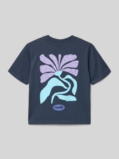 Junge trägt Relaxed Fit T-Shirt aus reiner Baumwolle Modell 'MEMPHIS' von Only & Sons, Motiv-Print, unifarben, Ganzkörperansicht Rückansicht.