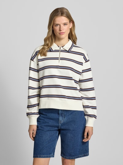 Frauenmodel trägt Relaxed Fit Sweatshirt aus reiner Baumwolle von Marc O'Polo Denim, mehrfarbig gestreift, Sweat-Material, Label-Patch, Polokragen, V-Ausschnitt, Langarm, gerippte Abschlüsse, Ganzkörperansicht von vorne.