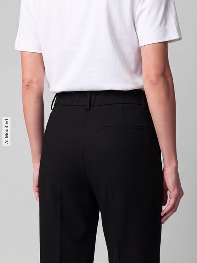 Frauenmodel trägt Gerade Hose mit Bundfalten Modell ''Mette'' von OPUS PANTS in Schwarz, glatte Oberfläche, Ganzkörperansicht Rückansicht, KI-modifiziertes Bild