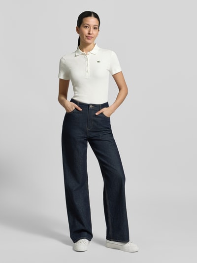 Vrouwenmodel draagt Slim Fit Poloshirt uit pure katoen van Lacoste Sport, effen, fijnrib, kortemouw, polokraag, logo detail, volledige frontale lichaamsaanzicht.