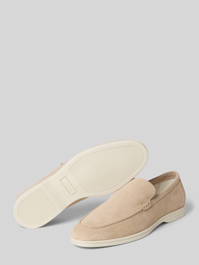 Produktfoto, Loafers aus Leder Modell 'Mayne' von Steve Madden in Beige mit abgerundete Spitze und Schlupfform, Echtes Leder, strukturierte Oberfläche, Absatzhöhe 2 cm, Schafthöhe 7 cm, Schaftweite 6 cm, schlichtes Design.