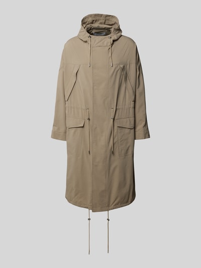 Produktfoto, sandfarbener Parka mit Pattentaschen von MAISON KITSUNÉ, lockere Passform, Kapuze und Tunnelzug, glatte Textur