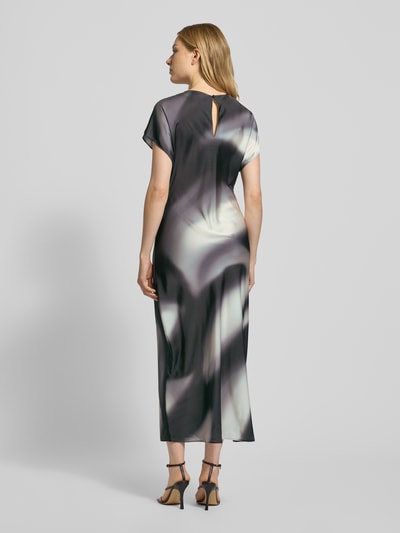 Kobiece modelka nosi Maxikleid mit Rundhalsausschnitt Modell 'QUIMMA' od Someday, prosty fason, wzór allover, widok całej sylwetki od tyłu.