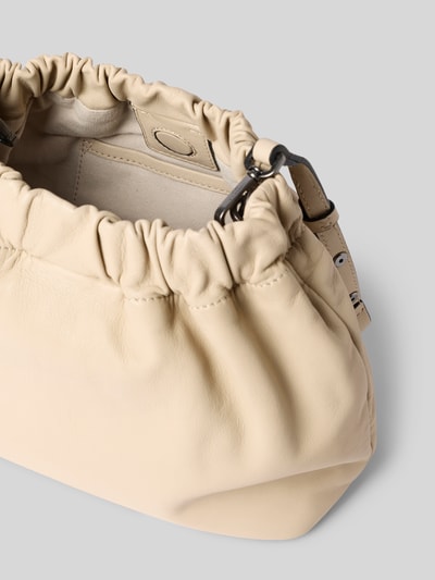 Productfoto, Hobo Bag met logo-prägung model 'CLOUD' van LIEBESKIND BERLIN in crème, hoofdvak met magneetsluiting, verstelbare schouderband, 27 cm breedte, 22 cm lengte, 11 cm diepte, bandlengte 120 cm.
