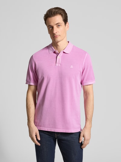 Männermodel trägt Regular Fit Poloshirt aus reiner Baumwolle von Marc O'Polo in Unifarben Rosa, Piqué-Struktur, Nahaufnahme Oberkörper.