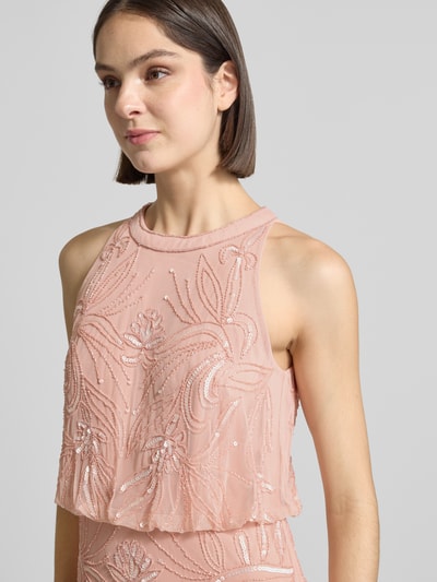 Frauenmodel trägt Regular Fit Abendkleid mit floralem Allover-Stitching von Adrianna Papell in Rosa mit Ziersteinbesatz, Rundhalsausschnitt, Ärmelloses-Design, feiner Struktur und zarten Stickereien, Nahaufnahme Oberkörper. Rückenlänge bei Größe 36: 150 cm, Brustweite bei Größe 36: 42 cm.