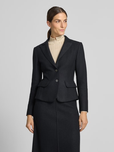Frauenmodel trägt Slim Fit Kurzblazer aus reiner Schurwolle von Marc Cain in Schwarz mit Reverskragen und Knopfverschluss, Ganzkörperansicht von vorne. Rückenlänge 55 cm, Brustweite 33 cm, Ärmellänge 60 cm.