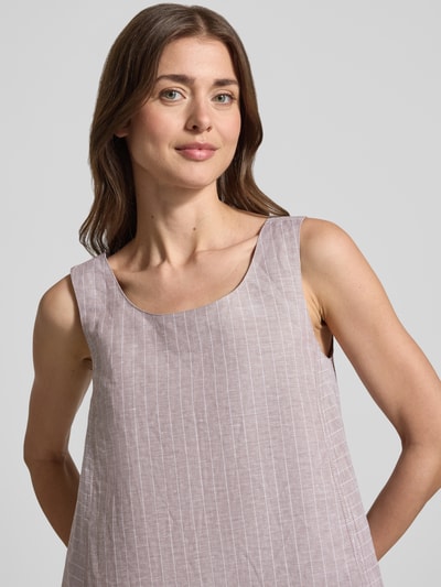 Frauenmodel trägt Blusentop aus Leinen-Mix mit breiten Trägern von MM by Max Mara in hellem Lila mit feinen weißen Streifen, Loose Fit, Rundhalsausschnitt, Nahaufnahme Oberkörper.
