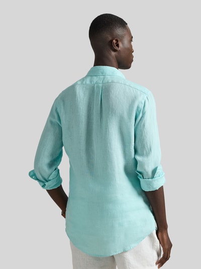 Männermodel trägt Regular Fit vrijetijdsoverhemd uit puur linnen van Polo Ralph Lauren, look: effen kleuren, achteraanzicht, Ganzkörperansicht Rückansicht.