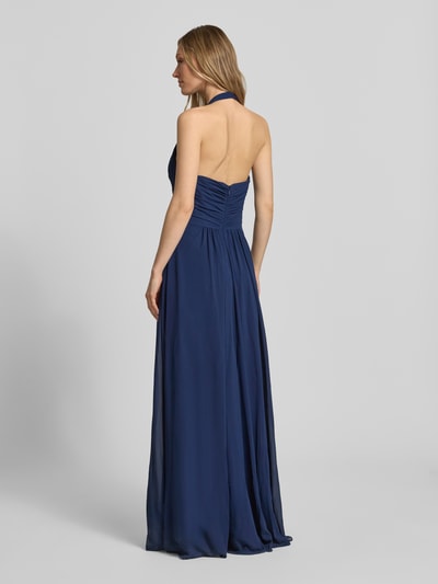 Frauenmodel trägt Neckholder-Maxikleid mit V-Ausschnitt von Mascara aus blauem Chiffon, taillierter Schnitt, Rückansicht Ganzkörperansicht.