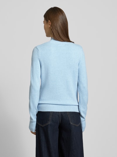 Kobiece model prezentuje Sweter z dzianiny z mieszanki wiskozy od Christian Berg Woman, luźny krój, stójka, prążkowane wykończenia, długość tyłu 62 cm, długość rękawów 66 cm, jasnoniebieski, widok całej sylwetki z tyłu.