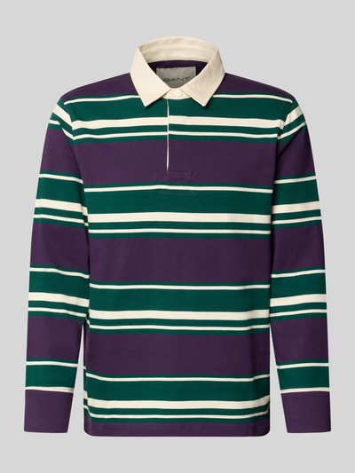 Produktfoto, Regular Fit Poloshirt aus reiner Baumwolle von GANT im Streifenmuster in Lila, Dunkelgrün und Creme auf neutralgrauem Hintergrund, Herren Poloshirt von GANT